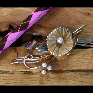 Gold pearl brooch 1960’s Vintage